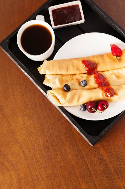 Caffè e pancake con salsa