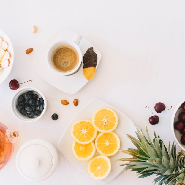 Caffè e pane con frutta su sfondo bianco