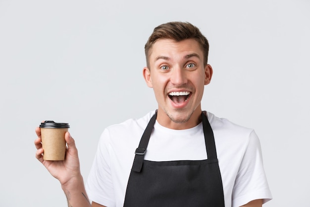 Caffè e ristoranti proprietari di caffetterie e concetto di vendita al dettaglio entusiasta felice bello barista waite...