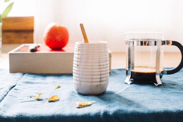 Caffè e tazza in composizione