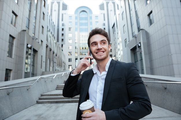 Caffè e telefono della tenuta dell'uomo d'affari