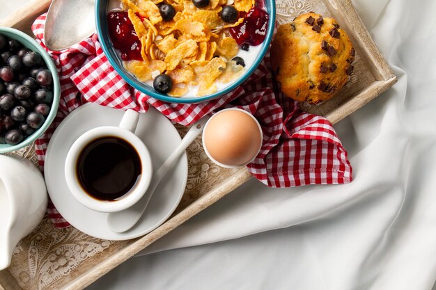 Caffè e uovo sodo sul vassoio