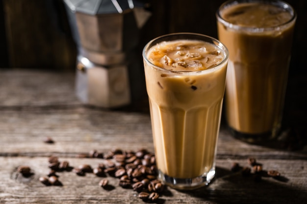 Caffè freddo con ghiaccio e panna