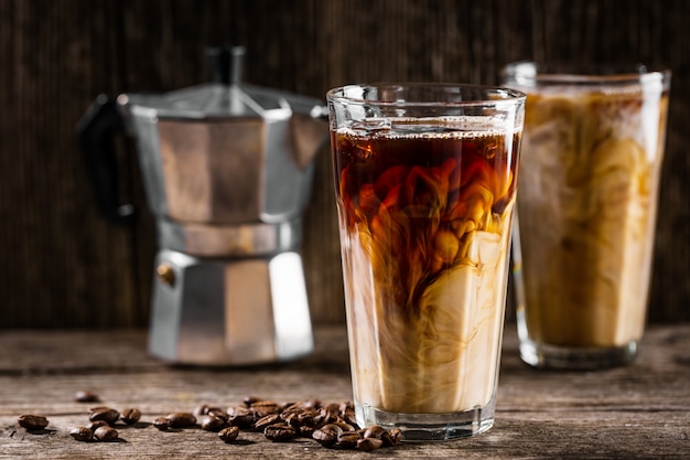 Caffè freddo con ghiaccio e panna