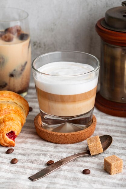 Caffè fresco del primo piano con latte e zucchero