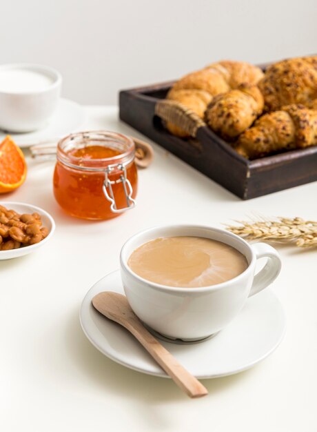 Caffè fresco del primo piano con latte pronto per essere servito