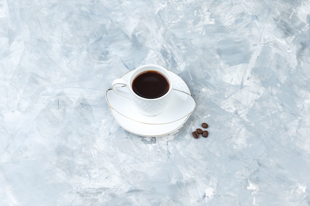 Caffè in una tazza su uno sfondo di marmo blu. vista ad alto angolo.