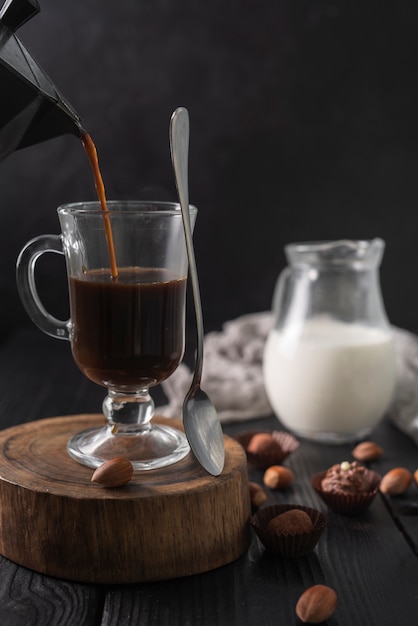 Caffè in vetro con latte e tartufi