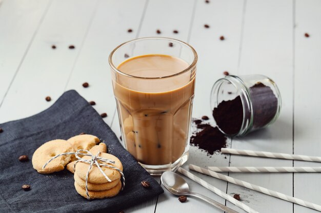 Caffè latte ghiacciato. Concetto di colazione del mattino