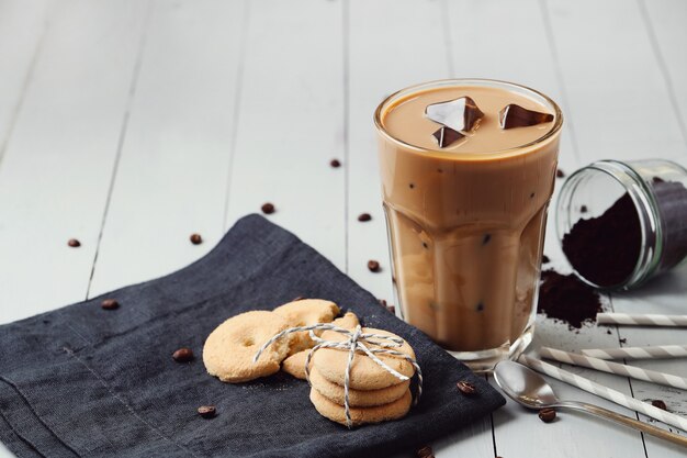 Caffè latte ghiacciato. Concetto di colazione del mattino