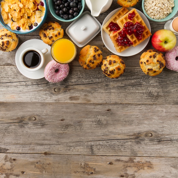 Caffè, muffin e succo di frutta