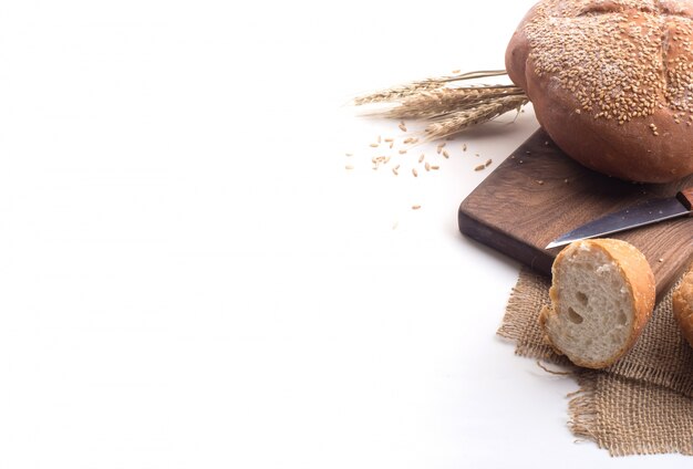 Caffè nero e pane di grano intero per la colazione su sfondo bianco