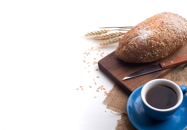 Caffè nero e pane di grano intero per la colazione su sfondo bianco