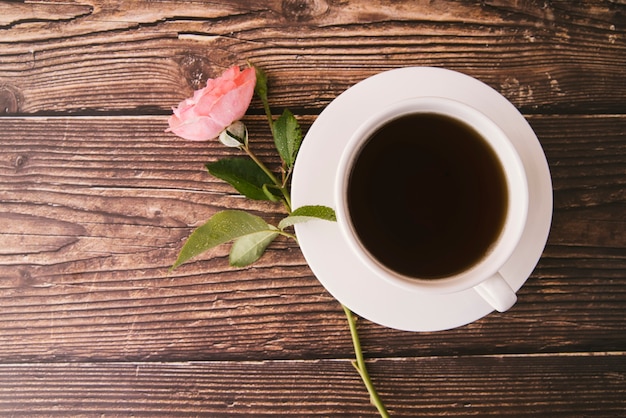 Caffè nero fresco di vista superiore su fondo di legno