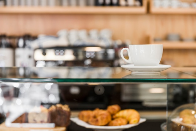 Caffè sopra l&#39;armadietto di vetro nel caffè