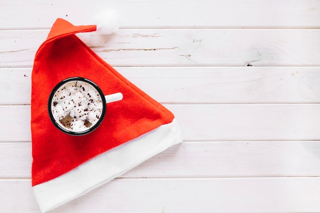 Caffè sul cappello di natale