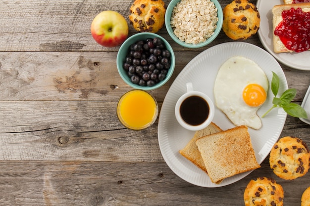 Caffè, toast e uovo fritto