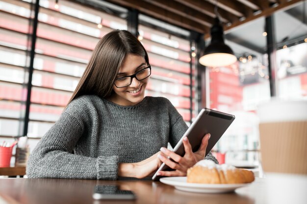 Caffè utilizzando la donna femminile del telefono