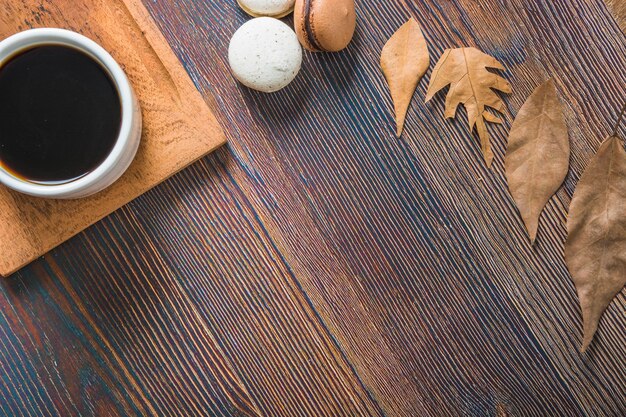 Caffè vicino a foglie e amaretti