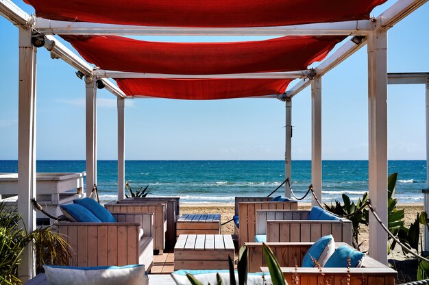 Caffè vuoto su una spiaggia in una giornata di sole