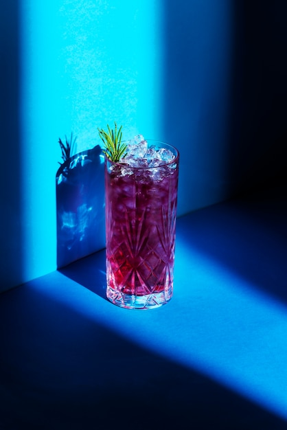 Caipirinha deliziosa ad alto angolo con luce blu