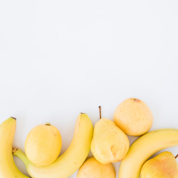 Calce gialla; pere e banana isolato su sfondo bianco