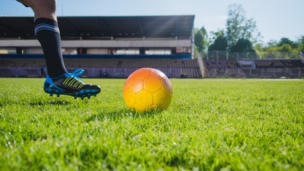 Calcio giocatore kicking palla vista della gamba