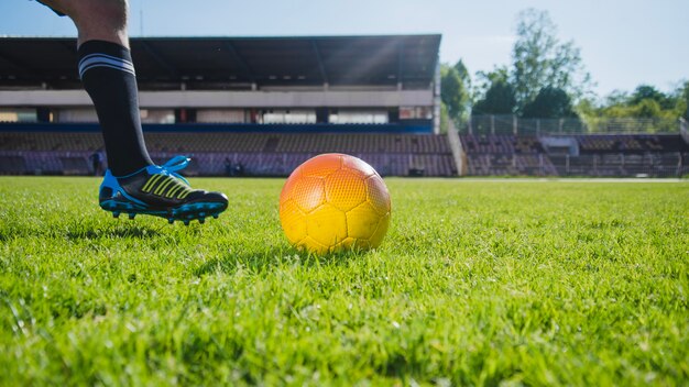 Calcio giocatore kicking palla vista della gamba