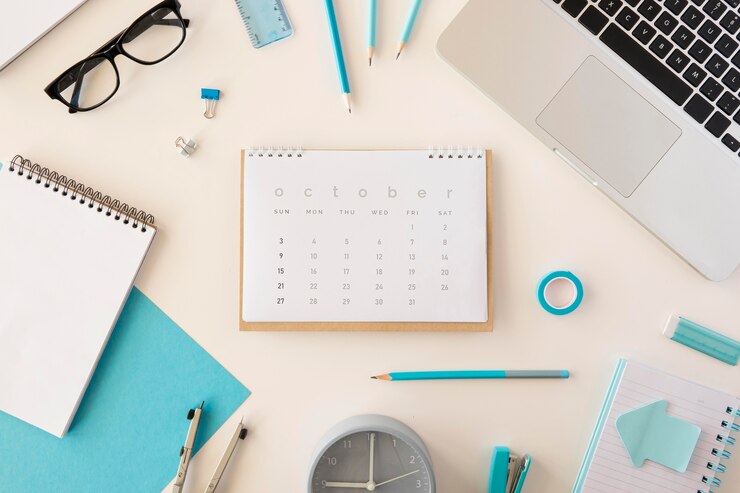 Foto gratuito calendario da tavolo piatto con accessori per ufficio blu