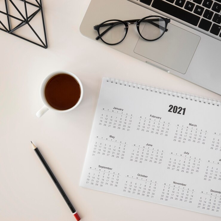 Foto gratuito calendario pianificatore piatto laici e tazza di caffè