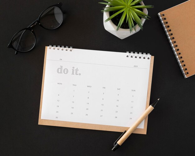 Calendario pianificatore piatto laici su sfondo scuro