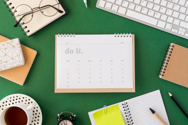 Foto gratuito calendario pianificatore piatto laici su sfondo verde