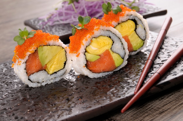 California roll sushi con le bacchette