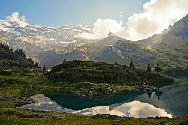 Calmo specchio d'acqua circondato da montagne durante il giorno