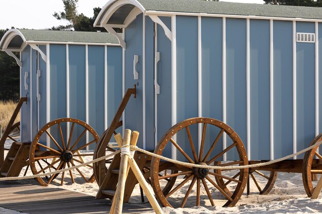 Cambiare carrozze sulla spiaggia sabbiosa furgoni d'epoca