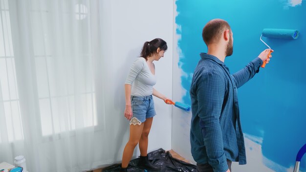 Cambiare il colore della parete durante la ristrutturazione della casa. Decorazione dell'appartamento, restyling. Decorazione e ristrutturazione della casa in un appartamento accogliente, riparazione e rifacimento