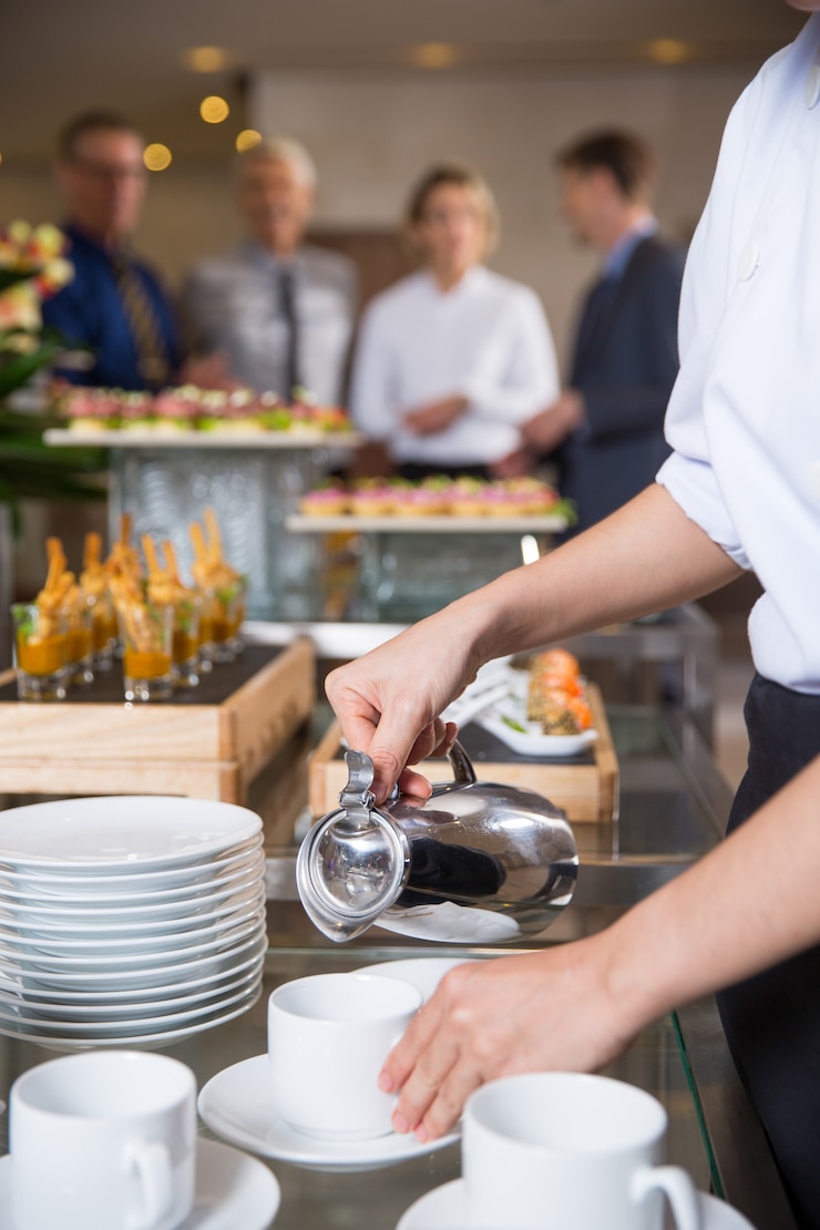 Foto gratuito cameriera che serve caffè a buffet ristorante