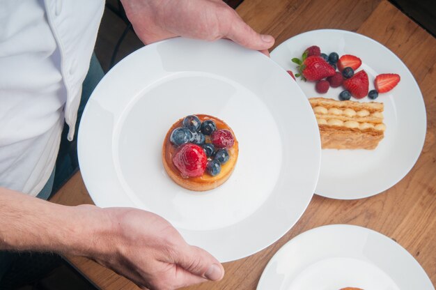 Cameriere che porta il dessert alla frutta