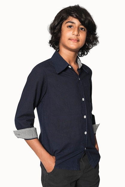 Camicia basic blu scuro per riprese in studio di abbigliamento per ragazzi