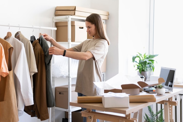 Camicia di controllo della donna del colpo medio