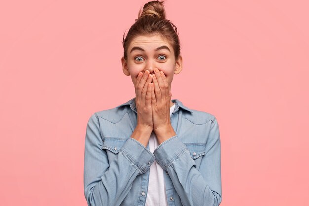 Camicia di jeans da portare della donna caucasica