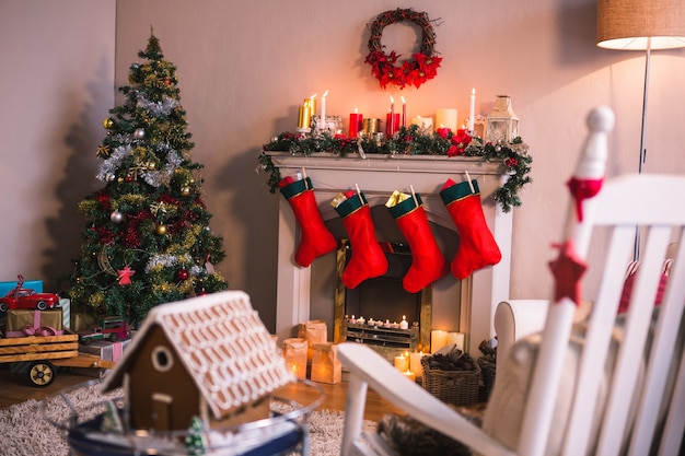 Camino decorato con motivi di Natale e le calze rosse