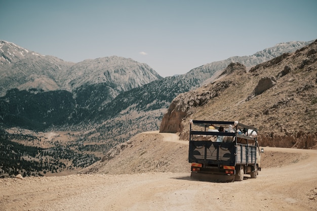 Camion che guida su strada di montagna