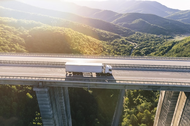 camion in autostrada in montagna al tramonto