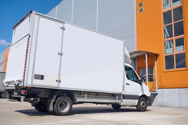 Camion in piedi all'aperto vicino al magazzino