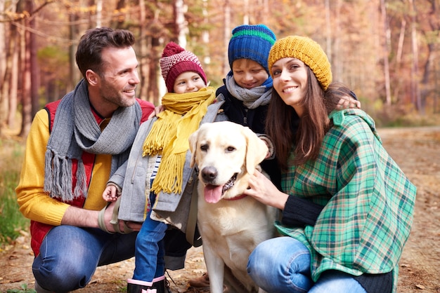 Cammina con la famiglia e il cane nella foresta