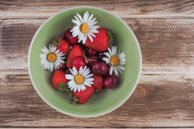 Camomilla su fragole e ciliegie