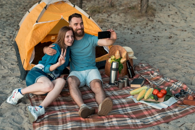 Camping coppia prendendo un selfie