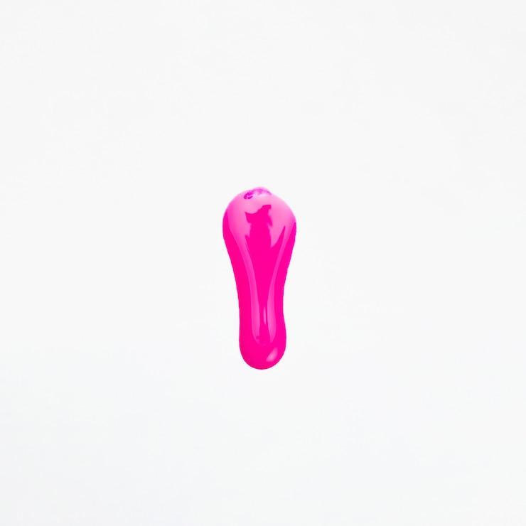 Foto gratuito campione di smalto rosa lucido su superficie bianca