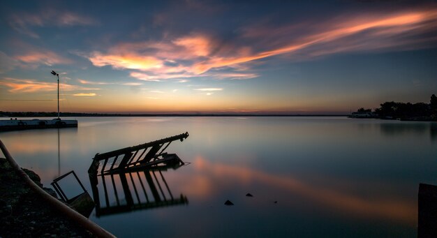 Campo ampio del mare sotto un bel cielo